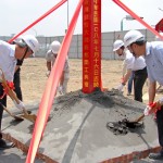 由新業(yè)建設穆椿松董事長（左一）帶領同仁們，開始動土儀式。
