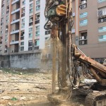 鑽機運轉，深入地表底層，有如大地的診治醫(yī)生，透過機密的儀器，了解大地的五臟六腑，規(guī)劃出合適的建築工法。