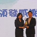 臺(tái)中「張老師」中心主任委員張麗莉（左）致贈(zèng)禮品給新業(yè)建設(shè)邱正光副總（右）作為紀(jì)念，感謝新業(yè)建築夥伴們持續(xù)為青少年及民眾回饋一己之力。