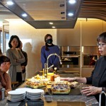 觀峰邀請(qǐng)廚具設(shè)備老師掌握「蒸烤箱」、「洗碗機(jī)」等廚具的使用訣竅，現(xiàn)場示範(fàn)了蔬食料理教學(xué)，宛如一場小而美的輕食饗宴！