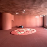 「新業(yè)觀峰」室內(nèi)遊樂(lè)區(qū)映入眼簾的是寬敞的橘紅色調(diào)，但內(nèi)有玄機(jī)：地面、壁面鋪上天然亞麻，並以硅藻土作為天花板塗料，搭配山洞、活動(dòng)積木、書(shū)架可多元使用。