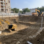 開挖地基講求細膩度，需要一一評估地質(zhì)種類、水位，及不影響鄰房地基為原則。