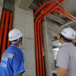 每一條管線宛如建築的筋絡(luò)血管，平整、有條理不紊亂的管線配置，才能為將來種下舒適的環(huán)境，現(xiàn)場(chǎng)工地主任與水電廠商按圖施工監(jiān)督把關(guān)。
