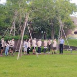 【新業(yè)觀峰】的水岸及前庭步道，連接著日本藝術(shù)家「駿河 敏」親手拚貼綴飾的碉堡。它不僅是孩子爬高探險滿足好奇心的碉堡，也是觀峰前院一大充滿童趣的微地景藝術(shù)。