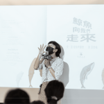 在世界地球日的這天，先透過繪本的引導(dǎo)，活潑生動(dòng)的帶領(lǐng)著家族好友們一同沐浴在湛藍(lán)的海洋中。