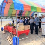 新業(yè)建設 穆椿松名譽董事長(右五)，帶領著各部門職人團隊，一同焚香祝禱，相信心誠則靈，能使【築願景】在天時、地利、人和的條件下完美開展。