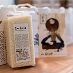 手捧一畝田，品嚐著音符的綿密，分享在座嘉賓。