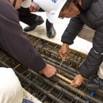 上樑意即在頂樓綁紮金漆鋼筋，「如人之加冠」，象徵建築主體完工在即。