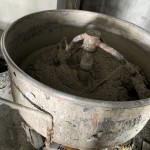 在職人大展身手前，先將石子材料與石泥按比例混合，是重要的事前作業(yè)。