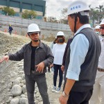 藝術(shù)家王忠龍(左一)與新業(yè)團隊一同前往【築願景】基地選石，表達這塊土地與建築物之間的對話及密切關(guān)係。