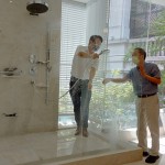 新業(yè)建設(shè)卓勝隆董事長（右）伸手測(cè)試三段式水流變化為肌膚帶來的觸感，親身體驗(yàn)，精選出舒心的衛(wèi)浴設(shè)備。