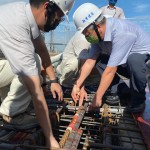 新業(yè)建設(shè)名譽(yù)董事長穆椿松先生（圖前排右一），於樓頂安裝「噴金漆鋼筋」即為上樑，古有云「上樑有如人之加冠」，不論在建築進(jìn)度及民俗學(xué)上都極具意義。