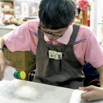 將羊毛絮包覆到皂體上，接著在每一面都進(jìn)行「氈濕」的程序，讓原本輕盈的羊毛吸收水分後重量增加與皂體緊密貼合，使羊毛皂更好地同時(shí)達(dá)到滋潤肌膚與去角質(zhì)的作用。