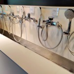 新業(yè)職人團(tuán)隊(duì)了解每人偏好的水壓力道不同，打開蓮蓬頭，生活中的瑣事，隨著水渦消散，沖洗去一身的疲憊與喧囂，在氤氳升騰的霧氣中療癒身心。