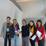 理事長(zhǎng)致贈(zèng)獎(jiǎng)牌表達(dá)感謝之意