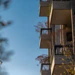 闊達(dá)6米面寬的樹(shù)島陽(yáng)臺(tái)，為客廳延伸一幅闊綠景致，天光雲(yún)影還有大樹(shù)相伴，可以是一人獨(dú)坐的書席、兩人對(duì)話的雅座，也是一家人共聚午茶時(shí)光的花園，大陽(yáng)臺(tái)空間讓生活走出戶外，就像擁有一座自己的院子，隨心隨意自由運(yùn)用。