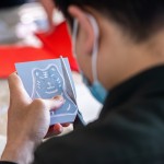 這次活動(dòng)選擇版畫(huà)藝術(shù)的其中一種技法—凸版版畫(huà)，先在樹(shù)酯版上刻好圖樣後，沿著線條邊緣將圖樣剪下，之後再隨意與其他元素圖樣進(jìn)行印製，屬於自己獨(dú)一無(wú)二的作品就完成了！