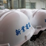 新業(yè)總是將住戶的需求與期待放在心上，每一頂工程頭盔不僅代表專業(yè)，也象徵著與建築師心起手應(yīng)，一步一腳印的紮穩(wěn)馬步。