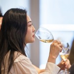 純淨的白蘇微濃，金黃閃爍的光澤閃爍，清爽、芬芳的氣息在口中縈繞，是款不可多得的佳釀！