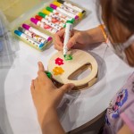 為自己的搖搖鈴鼓穿上繽紛的新衣，動動小手畫出可愛的小花，屬於孩子們的揮灑創(chuàng)意時光。