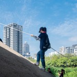 新業(yè)夥伴們拉著繩索，紮實(shí)地一步一腳印，逐一攀壁而下，貼近我們的自然芳鄰－筏子溪。