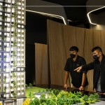 新進(jìn)同仁們難得親見作品模型，相互討論關(guān)於設(shè)計(jì)施工上的細(xì)節(jié)，想像彷彿躍然紙上－十四期大塊森濤22樓宜居建築。