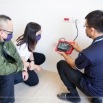 在客服人員、工務(wù)同仁的陪同下，弱電廠商測(cè)試電視插座，並且詳細(xì)的解說(shuō)弱電箱的位置。