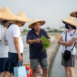 聽著在地小農(nóng)–翁爸爸說明秧苗的成長故事，一點(diǎn)一滴都是辛苦的付出，期許時(shí)時(shí)懷著一顆謙卑的心，感恩腳下每一寸土地。(圖右一為新業(yè)建設(shè) 穆椿松名譽(yù)董事長)