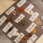 紅花骨、干薑、檸檬香茅、石菖蒲、艾草、薑黃、蜜香紅烏龍茶枝、故子、白芷、骨碎補(bǔ)、花椒等11種純天然臺(tái)灣本土藥草，敬重自然、愛護(hù)環(huán)境。