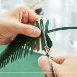 沿著外輪廓剪下葉片，壓切葉脈摺痕，透過(guò)雙手的溫度，摺出立體線條，像是重新賦予紙張一個(gè)植物的靈魂。