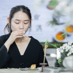 帶領(lǐng)家族好友探索茶湯的箇中滋味，在專業(yè)手法與步驟下，品出蜜香紅茶的甜、白茶的清香、鐵觀音的獨(dú)特韻味。