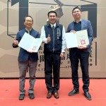 榮耀時刻，入圍即肯定；臺中市政府都市發(fā)展局-李正偉局長（中）與新業(yè)建設卓勝隆董事長（左）、新業(yè)建設蕭智夫建築師（右）一同合影留念。