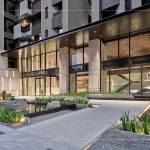 微風(fēng)一方靜謐芳華，讓自然蔓延前庭，夜晚亮起柔和燈光，融進(jìn)建築表情，也沁入，每位歸家的住戶心裡。