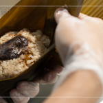 東坡肉、栗子、鹹蛋黃、香菇、蝦末、紅蔥酥為內(nèi)餡，油亮的色澤，待出蒸鍋，濃情粽意飄香，為今年端午時(shí)節(jié)，添上最思念的味道。