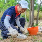 新業(yè)建設(shè) 卓勝隆 董事長帶領(lǐng)新業(yè)職人們，一同參與『大肚山防火林帶』建置，一行人來到龍井區(qū)–龍目井步道，以實(shí)際行動(dòng)公益，喚起同仁們對(duì)山林的關(guān)注。