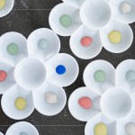 五顏六色的高溫釉藥，後續(xù)經(jīng)過1230度的高溫?zé)u，待火窯燒結(jié)後，這只陶風(fēng)鈴，將化為獨(dú)一無二的手感工藝。