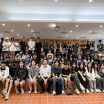 看見新世代面對建築懷抱著純粹之心，新業(yè)每年願盡一份心力助學(xué)子們穩(wěn)紮穩(wěn)打，築夢踏實。(圖第一排左七為新業(yè)建設(shè) 蕭智夫 建築師)