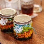 每瓶DIY沙拉罐成品綁上新業(yè)客製化紙標，讓每位住戶回家開封時，再次回憶起「油潤食刻」中的每一刻。