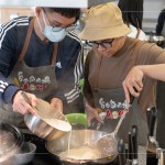 蘿蔔絲燜煮至透明後，將拌勻的粉漿倒入鍋中，與蘿蔔絲加熱拌勻，至粉漿完全糊化。