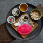 舒心午後，帶著大家來場糕點(diǎn)品茗，喝著杉林溪的生態(tài)紅茶、品嘗鹹甜交織的傳統(tǒng)肉餅、意想不到的鳳片龜口感、鹹香濃稠的麵茶等中式糕點(diǎn)。