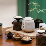 從古日本傳入至今，味噌早已融入臺灣的飲食日常，無論是湯、醬或佐料，都成為家常裡的一抹溫暖。