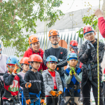 聽著老師的詳細解說，了解攀樹的安全性與技巧，無論是大人、小孩都迫不及待地準備大顯身手一番。