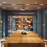 『蒔光交誼廳』接續(xù)著『鎏光多功能教室』，化繁為簡的設(shè)計，將廳堂與前庭自然的融合。