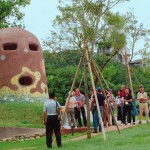 由日本藝術家-駿 河敏 構思、並親自拼貼彩繪馬賽克的這座涵洞碉堡有一種魔力，不僅小孩堅持要爬上幾遍冒險，更讓大人漾起童心與想像力，回味那段沒有顧慮只願開心玩樂的童年往事。