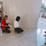 每座形狀與曲線都獨一無二的柱體底部，踢腳板的裝設(shè)一點也不馬虎，實心用材、手工打造，連接地面與柱底完美貼合，幾乎無縫接軌。