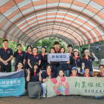 新業(yè)集結(jié)行銷、設(shè)計、營建、土開、活動、財務(wù)、人資各部門同仁，實際參與原生苗木培育-換盆作業(yè)，希望透過復(fù)育工作，讓森林恢復(fù)自癒力。