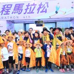 第四屆臺中城市半程馬拉松，正值萬聖節(jié)的節(jié)慶氛圍，臺中市長盧秀燕（中）與大小朋友也應(yīng)景地扮成南瓜精靈，趣味的裝扮讓馬拉松賽事更添可看性！