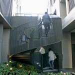 有別於直上設(shè)計(jì)的階梯，身形優(yōu)美的旋轉(zhuǎn)梯，帶領(lǐng)人們以不同角度及高度，擁有更廣更多元的視野，嘗試更多欣賞新業(yè)宜家的面向。