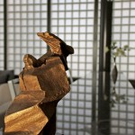 夕陽(yáng)如金箔般灑上魯班獎(jiǎng)，讓原本沉穩(wěn)的質(zhì)材更顯得高貴與尊榮，就像光與空間的關(guān)係，迎接光、採(cǎi)納光，讓空間張力層層推進(jìn)。