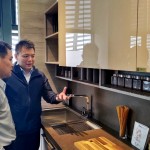 料理興致或靈感一來，需要精準(zhǔn)拿取調(diào)味罐瓶，佐料區(qū)的收納也需要擺置到位，在最佳時(shí)機(jī)畫龍點(diǎn)睛、神來一筆。